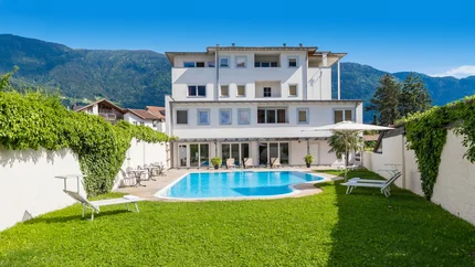 Hotel Teutschhaus © Ingrid Heiss Modernes weißes Gebäude mit Schwimmbad und Bergen im Hintergrund
