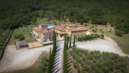 Hotel & Restaurant Casolare Le Terre Rosse © Hotel Casolare Le Terre Rosse Luftaufnahme einer Landvilla mit Zypressenallee in ländlicher Umgebung
