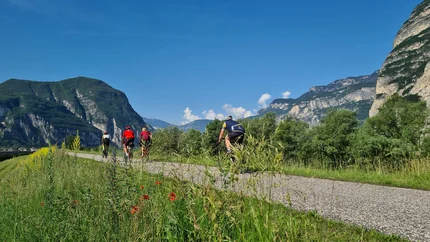 Südtirols Süden © TV Südtirols Süden - Simone Radfahrer auf einem Weg mit Bergen und blauem Himmel im Hintergrund