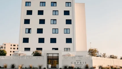 Hotel Capris © Hotel Capris Capodistria Boutique Moderner weißer Hotelgebäudefront mit schwarzem Fensterdesign