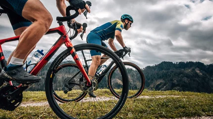 Drei Zinnen - Dolomiten © Jens Scheibe Zwei Radfahrer fahren auf einem Bergpfad bei bewölktem Himmel