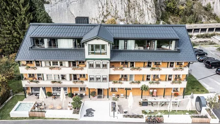 Hotel Rössle © Hotel Adler - Hotel Rössle GmbH Außenansicht des Rossli Hotels mit Terrasse und Bergkulisse