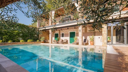 Hotel Vila Robida © Jaka Ivancic Haus mit Swimmingpool und Garten unter blauem Himmel