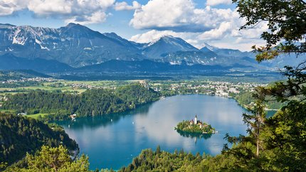 See mit Insel und Berglandschaft bei klarem Himmel