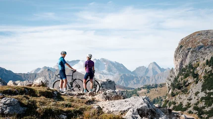 Cortina d'Ampezzo © Josef Plaickner Zwei Radfahrer mit Helm in den Bergen auf einem felsigen Pfad