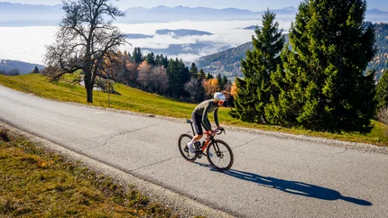 Mittelkärnten © Michael Stabentheiner Radfahrer fährt auf Bergstraße bei sonnigem Herbstwetter mit Nebel im Tal