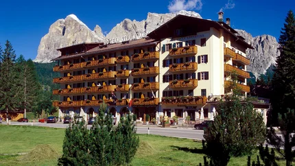 Hotel Villa Argentina © Hotel Villa Argentina Cortina Hotel Villa Argentina vor Bergen und grünem Rasen bei klarem Himmel