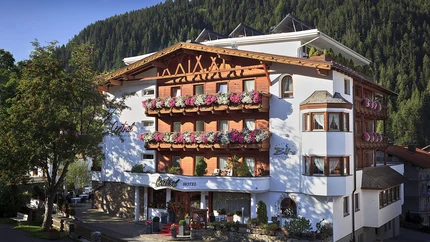 Alpen-Comfort-Hotel Central © Hotel Central Nauders Schönes Hotel in den Bergen mit blumengeschmückten Balkonen
